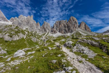 Dolomitler güneşli bir günde güzel dağ manzarası. İtalya 'da Alpler' de yürüyüş yapan Alpi Dolomiti di Sesto 'nun güney Tirol sıradağları Cortina di Amprezzo ve Tre Cime di Lavaredo alp sahnesi yakınlarında.