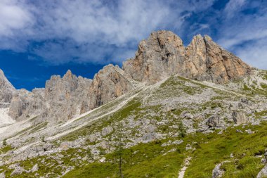 Dolomitler güneşli bir günde güzel dağ manzarası. İtalya 'da Alpler' de yürüyüş yapan Alpi Dolomiti di Sesto 'nun güney Tirol sıradağları Cortina di Amprezzo ve Tre Cime di Lavaredo alp sahnesi yakınlarında.