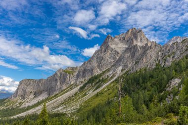 Dolomitler güneşli bir günde güzel dağ manzarası. İtalya 'da Alpler' de yürüyüş yapan Alpi Dolomiti di Sesto 'nun güney Tirol sıradağları Cortina di Amprezzo ve Tre Cime di Lavaredo alp sahnesi yakınlarında.
