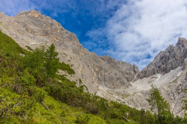Dolomitler güneşli bir günde güzel dağ manzarası. İtalya 'da Alpler' de yürüyüş yapan Alpi Dolomiti di Sesto 'nun güney Tirol sıradağları Cortina di Amprezzo ve Tre Cime di Lavaredo alp sahnesi yakınlarında.