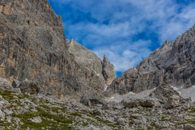 Dolomitler güneşli bir günde güzel dağ manzarası. İtalya 'da Alpler' de yürüyüş yapan Alpi Dolomiti di Sesto 'nun güney Tirol sıradağları Cortina di Amprezzo ve Tre Cime di Lavaredo alp sahnesi yakınlarında.