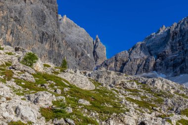 Dolomitler güneşli bir günde güzel dağ manzarası. İtalya 'da Alpler' de yürüyüş yapan Alpi Dolomiti di Sesto 'nun güney Tirol sıradağları Cortina di Amprezzo ve Tre Cime di Lavaredo alp sahnesi yakınlarında.