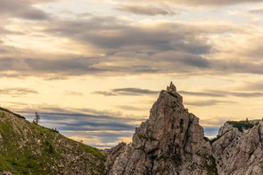Dolomitler güneşli bir günde güzel dağ manzarası. İtalya 'da Alpler' de yürüyüş yapan Alpi Dolomiti di Sesto 'nun güney Tirol sıradağları Cortina di Amprezzo ve Tre Cime di Lavaredo alp sahnesi yakınlarında.
