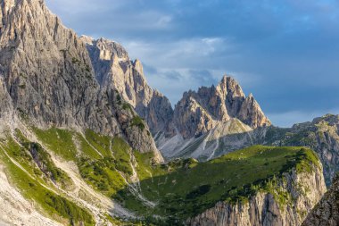 Dolomitler güneşli bir günde güzel dağ manzarası. İtalya 'da Alpler' de yürüyüş yapan Alpi Dolomiti di Sesto 'nun güney Tirol sıradağları Cortina di Amprezzo ve Tre Cime di Lavaredo alp sahnesi yakınlarında.