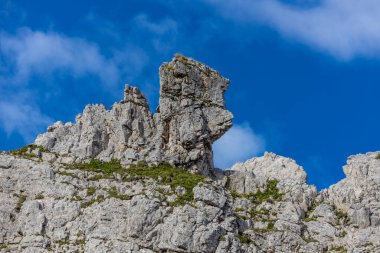 Dolomitler güneşli bir günde güzel dağ manzarası. İtalya 'da Alpler' de yürüyüş yapan Alpi Dolomiti di Sesto 'nun güney Tirol sıradağları Cortina di Amprezzo ve Tre Cime di Lavaredo alp sahnesi yakınlarında.
