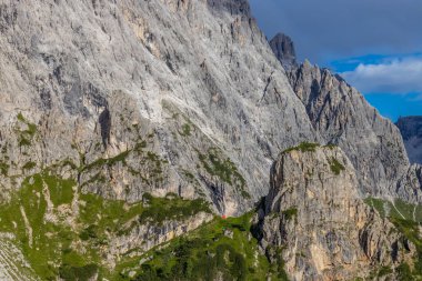 Dolomitler güneşli bir günde güzel dağ manzarası. İtalya 'da Alpler' de yürüyüş yapan Alpi Dolomiti di Sesto 'nun güney Tirol sıradağları Cortina di Amprezzo ve Tre Cime di Lavaredo alp sahnesi yakınlarında.