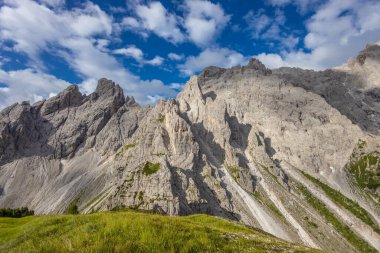 Dolomitler güneşli bir günde güzel dağ manzarası. İtalya 'da Alpler' de yürüyüş yapan Alpi Dolomiti di Sesto 'nun güney Tirol sıradağları Cortina di Amprezzo ve Tre Cime di Lavaredo alp sahnesi yakınlarında.