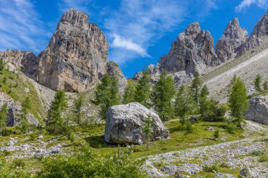 Dolomitler güneşli bir günde güzel dağ manzarası. İtalya 'da Alpler' de yürüyüş yapan Alpi Dolomiti di Sesto 'nun güney Tirol sıradağları Cortina di Amprezzo ve Tre Cime di Lavaredo alp sahnesi yakınlarında.