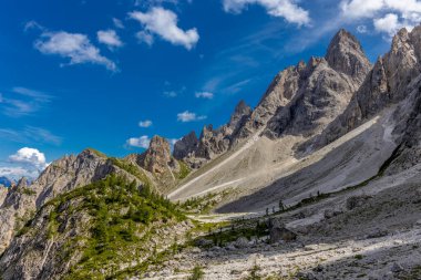 Dolomitler güneşli bir günde güzel dağ manzarası. İtalya 'da Alpler' de yürüyüş yapan Alpi Dolomiti di Sesto 'nun güney Tirol sıradağları Cortina di Amprezzo ve Tre Cime di Lavaredo alp sahnesi yakınlarında.