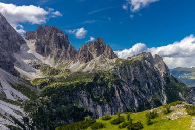 Dolomitler güneşli bir günde güzel dağ manzarası. İtalya 'da Alpler' de yürüyüş yapan Alpi Dolomiti di Sesto 'nun güney Tirol sıradağları Cortina di Amprezzo ve Tre Cime di Lavaredo alp sahnesi yakınlarında.