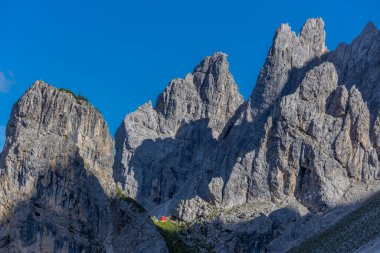 Dolomitler güneşli bir günde güzel dağ manzarası. İtalya 'da Alpler' de yürüyüş yapan Alpi Dolomiti di Sesto 'nun güney Tirol sıradağları Cortina di Amprezzo ve Tre Cime di Lavaredo alp sahnesi yakınlarında.