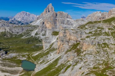 Dolomitler güneşli bir günde güzel dağ manzarası. İtalya 'da Alpler' de yürüyüş yapan Alpi Dolomiti di Sesto 'nun güney Tirol sıradağları Cortina di Amprezzo ve Tre Cime di Lavaredo alp sahnesi yakınlarında.