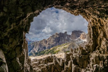 Dolomitler güneşli bir günde güzel dağ manzarası. İtalya 'da Alpler' de yürüyüş yapan Alpi Dolomiti di Sesto 'nun güney Tirol sıradağları Cortina di Amprezzo ve Tre Cime di Lavaredo alp sahnesi yakınlarında.