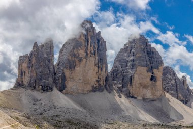 Dolomitler güneşli bir günde güzel dağ manzarası. İtalya 'da Alpler' de yürüyüş yapan Alpi Dolomiti di Sesto 'nun güney Tirol sıradağları Cortina di Amprezzo ve Tre Cime di Lavaredo alp sahnesi yakınlarında.