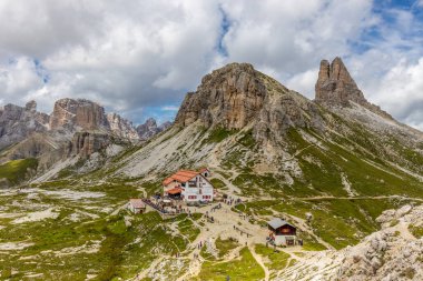 Dolomitler güneşli bir günde güzel dağ manzarası. İtalya 'da Alpler' de yürüyüş yapan Alpi Dolomiti di Sesto 'nun güney Tirol sıradağları Cortina di Amprezzo ve Tre Cime di Lavaredo alp sahnesi yakınlarında.