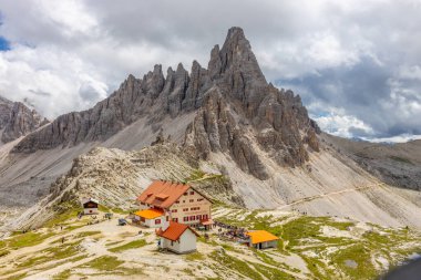 Dolomitler güneşli bir günde güzel dağ manzarası. İtalya 'da Alpler' de yürüyüş yapan Alpi Dolomiti di Sesto 'nun güney Tirol sıradağları Cortina di Amprezzo ve Tre Cime di Lavaredo alp sahnesi yakınlarında.