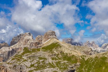 Dolomitler güneşli bir günde güzel dağ manzarası. İtalya 'da Alpler' de yürüyüş yapan Alpi Dolomiti di Sesto 'nun güney Tirol sıradağları Cortina di Amprezzo ve Tre Cime di Lavaredo alp sahnesi yakınlarında.