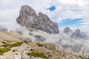 Dolomitler güneşli bir günde güzel dağ manzarası. İtalya 'da Alpler' de yürüyüş yapan Alpi Dolomiti di Sesto 'nun güney Tirol sıradağları Cortina di Amprezzo ve Tre Cime di Lavaredo alp sahnesi yakınlarında.