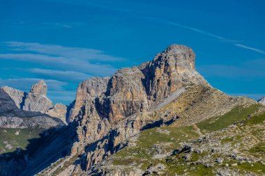 Dolomitler güneşli bir günde güzel dağ manzarası. İtalya 'da Alpler' de yürüyüş yapan Alpi Dolomiti di Sesto 'nun güney Tirol sıradağları Cortina di Amprezzo ve Tre Cime di Lavaredo alp sahnesi yakınlarında.