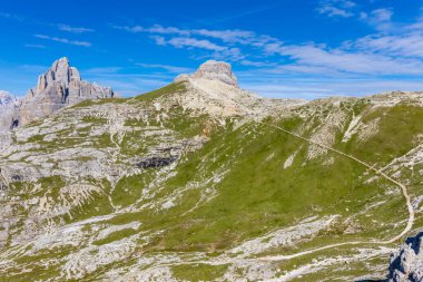 Dolomitler güneşli bir günde güzel dağ manzarası. İtalya 'da Alpler' de yürüyüş yapan Alpi Dolomiti di Sesto 'nun güney Tirol sıradağları Cortina di Amprezzo ve Tre Cime di Lavaredo alp sahnesi yakınlarında.