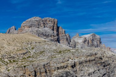 Dolomitler güneşli bir günde güzel dağ manzarası. İtalya 'da Alpler' de yürüyüş yapan Alpi Dolomiti di Sesto 'nun güney Tirol sıradağları Cortina di Amprezzo ve Tre Cime di Lavaredo alp sahnesi yakınlarında.