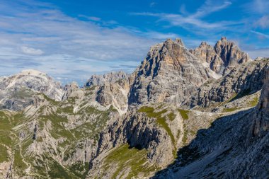 Dolomitler güneşli bir günde güzel dağ manzarası. İtalya 'da Alpler' de yürüyüş yapan Alpi Dolomiti di Sesto 'nun güney Tirol sıradağları Cortina di Amprezzo ve Tre Cime di Lavaredo alp sahnesi yakınlarında.