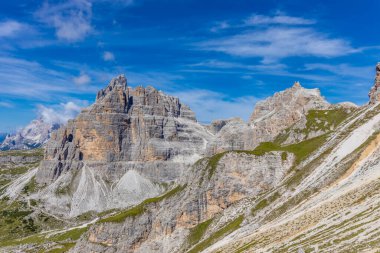 Dolomitler güneşli bir günde güzel dağ manzarası. İtalya 'da Alpler' de yürüyüş yapan Alpi Dolomiti di Sesto 'nun güney Tirol sıradağları Cortina di Amprezzo ve Tre Cime di Lavaredo alp sahnesi yakınlarında.