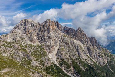 Dolomitler güneşli bir günde güzel dağ manzarası. İtalya 'da Alpler' de yürüyüş yapan Alpi Dolomiti di Sesto 'nun güney Tirol sıradağları Cortina di Amprezzo ve Tre Cime di Lavaredo alp sahnesi yakınlarında.