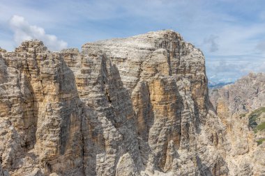 Dolomitler güneşli bir günde güzel dağ manzarası. İtalya 'da Alpler' de yürüyüş yapan Alpi Dolomiti di Sesto 'nun güney Tirol sıradağları Cortina di Amprezzo ve Tre Cime di Lavaredo alp sahnesi yakınlarında.