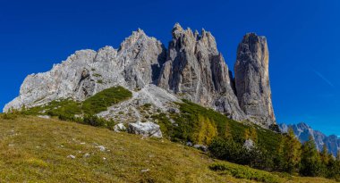 Dolomitler güneşli bir günde güzel bir dağ manzarası. İtalya 'da Alpler' de yürüyüş yapan Alpi Dolomiti di Sesto 'nun güney Tirol sıradağları Cortina di Amprezzo ve Tre Cime di Lavaredo alp alp manzarası kayalık kule zirveleri ile