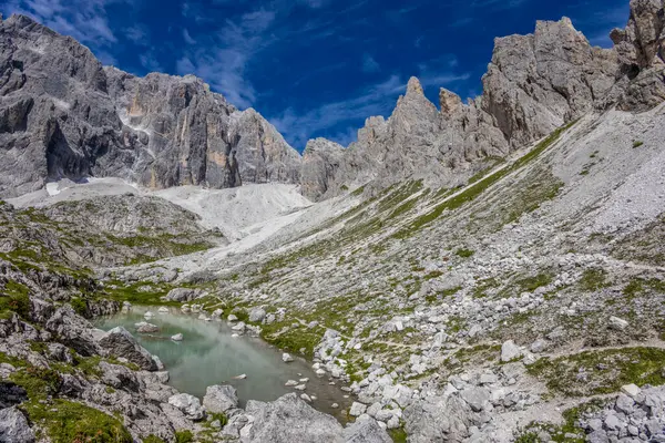 Dolomitler güneşli bir günde güzel dağ manzarası. İtalya 'da Alpler' de yürüyüş yapan Alpi Dolomiti di Sesto 'nun güney Tirol sıradağları Cortina di Amprezzo ve Tre Cime di Lavaredo alp sahnesi yakınlarında.