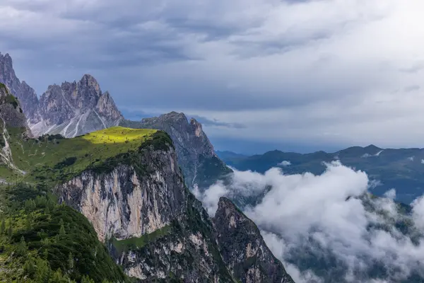 Dolomitler güneşli bir günde güzel dağ manzarası. İtalya 'da Alpler' de yürüyüş yapan Alpi Dolomiti di Sesto 'nun güney Tirol sıradağları Cortina di Amprezzo ve Tre Cime di Lavaredo alp sahnesi yakınlarında.