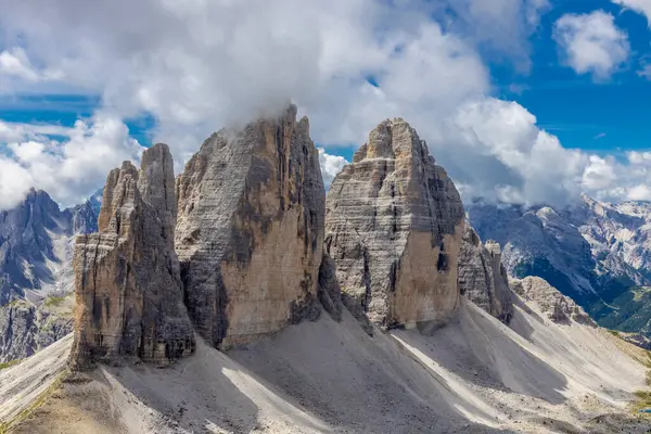 Dolomitler güneşli bir günde güzel dağ manzarası. İtalya 'da Alpler' de yürüyüş yapan Alpi Dolomiti di Sesto 'nun güney Tirol sıradağları Cortina di Amprezzo ve Tre Cime di Lavaredo alp sahnesi yakınlarında.