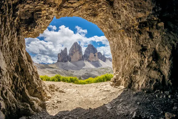 Dolomitler güneşli bir günde güzel dağ manzarası. İtalya 'da Alpler' de yürüyüş yapan Alpi Dolomiti di Sesto 'nun güney Tirol sıradağları Cortina di Amprezzo ve Tre Cime di Lavaredo alp sahnesi yakınlarında.