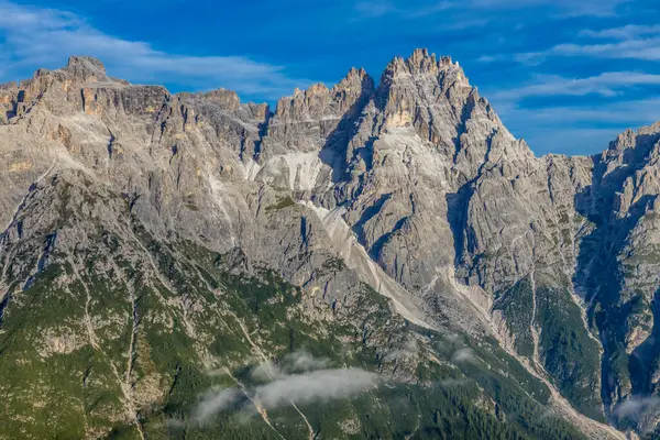 Dolomitler güneşli bir günde güzel dağ manzarası. İtalya 'da Alpler' de yürüyüş yapan Alpi Dolomiti di Sesto 'nun güney Tirol sıradağları Cortina di Amprezzo ve Tre Cime di Lavaredo alp sahnesi yakınlarında.