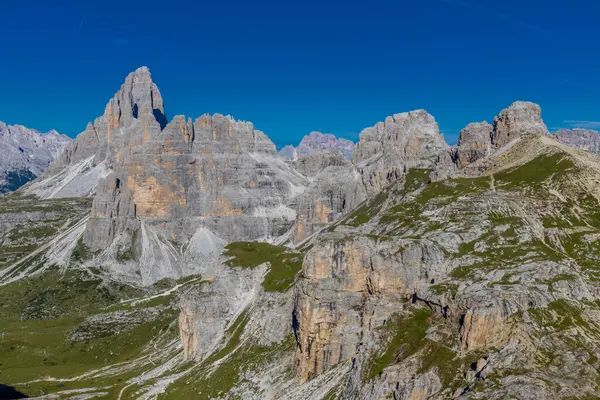 Dolomitler güneşli bir günde güzel dağ manzarası. İtalya 'da Alpler' de yürüyüş yapan Alpi Dolomiti di Sesto 'nun güney Tirol sıradağları Cortina di Amprezzo ve Tre Cime di Lavaredo alp sahnesi yakınlarında.