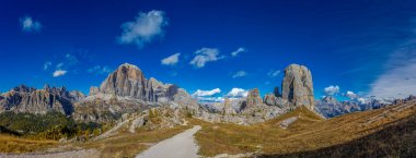 Dolomitler güneşli bir günde güzel bir dağ manzarası. İtalya 'da Alpler' de yürüyüş yapan Alpi Dolomiti di Sesto 'nun güney Tirol sıradağları Cortina di Amprezzo ve Tre Cime di Lavaredo alp alp manzarası kayalık kule zirveleri ile
