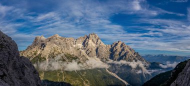 Dolomitler güneşli bir günde güzel bir dağ manzarası. İtalya 'da Alpler' de yürüyüş yapan Alpi Dolomiti di Sesto 'nun güney Tirol sıradağları Cortina di Amprezzo ve Tre Cime di Lavaredo alp alp manzarası kayalık kule zirveleri ile