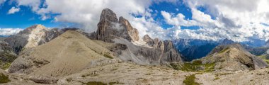 Dolomitler güneşli bir günde güzel bir dağ manzarası. İtalya 'da Alpler' de yürüyüş yapan Alpi Dolomiti di Sesto 'nun güney Tirol sıradağları Cortina di Amprezzo ve Tre Cime di Lavaredo alp alp manzarası kayalık kule zirveleri ile