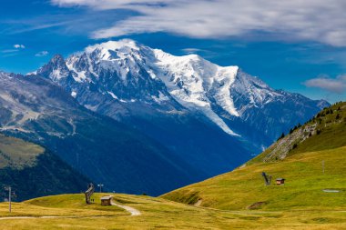 Chamonix Montblanc güzel alp dağları manzara oluşturur. Fransa 'nın yeşil Chamonix vadisinde kar ve buzulla kaplı Alpler dağları. Yazın güzel Alpler manzarası