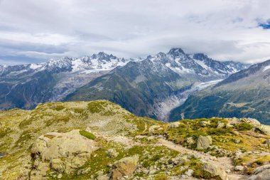 Chamonix Montblanc güzel alp dağları manzara oluşturur. Fransa 'nın yeşil Chamonix vadisinde kar ve buzulla kaplı Alpler dağları. Yazın güzel Alpler manzarası