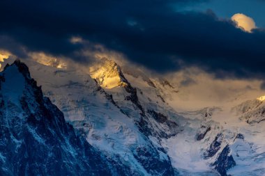 Chamonix Montblanc güzel alp dağları manzara oluşturur. Fransa 'nın yeşil Chamonix vadisinde kar ve buzulla kaplı Alpler dağları. Yazın güzel Alpler manzarası