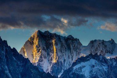 Chamonix Montblanc güzel alp dağları manzara oluşturur. Fransa 'nın yeşil Chamonix vadisinde kar ve buzulla kaplı Alpler dağları. Yazın güzel Alpler manzarası