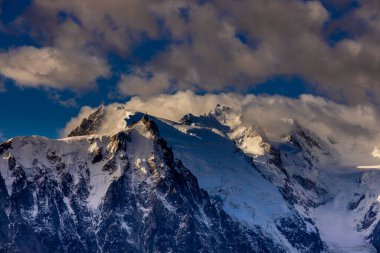 Chamonix Montblanc güzel alp dağları manzara oluşturur. Fransa 'nın yeşil Chamonix vadisinde kar ve buzulla kaplı Alpler dağları. Yazın güzel Alpler manzarası