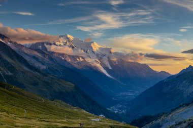 Chamonix Montblanc güzel alp dağları manzara oluşturur. Fransa 'nın yeşil Chamonix vadisinde kar ve buzulla kaplı Alpler dağları. Yazın güzel Alpler manzarası