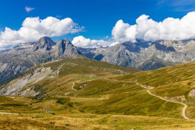 Chamonix Montblanc güzel alp dağları manzara oluşturur. Fransa 'nın yeşil Chamonix vadisinde kar ve buzulla kaplı Alpler dağları. Yazın güzel Alpler manzarası