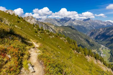 Chamonix Montblanc güzel alp dağları manzara oluşturur. Fransa 'nın yeşil Chamonix vadisinde kar ve buzulla kaplı Alpler dağları. Yazın güzel Alpler manzarası