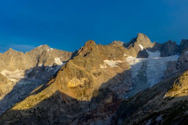 Chamonix Montblanc güzel alp dağları manzara oluşturur. Fransa 'nın yeşil Chamonix vadisinde kar ve buzulla kaplı Alpler dağları. Yazın güzel Alpler manzarası