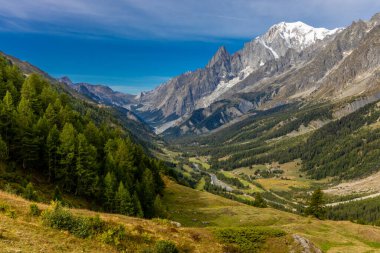 Chamonix Montblanc güzel alp dağları manzara oluşturur. Fransa 'nın yeşil Chamonix vadisinde kar ve buzulla kaplı Alpler dağları. Yazın güzel Alpler manzarası