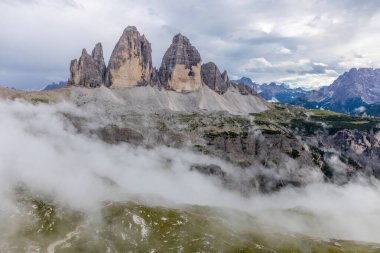 Tre Cime di Lavaredo Alp sahnesi. Dolomitler güneşli bir günde güzel dağ manzarası. İtalya 'da Alpler' de yürüyüş yapan Alpi Dolomiti di Sesto 'nun güney Tirol sıradağları Cortina di Amprezzo yakınlarında.